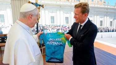 Винокуров встретился с Папой Римским и подарил ему футболку XDS Astana Team