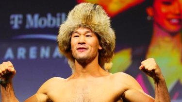 Титулованный казахстанский боксер присоединился к команде Шавката Рахмонова