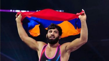 Арман Царукян досрочно победил Тони Фергюсона в борцовской схватке