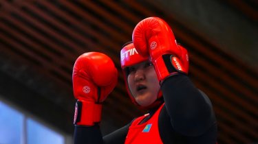 Казахстанка Дина Исламбекова вышла в полуфинал Кубка мира по боксу