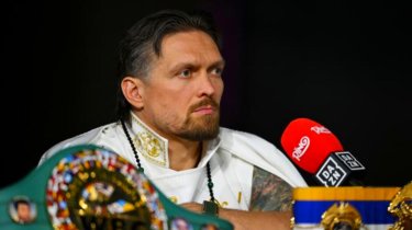 Александр Усик объявил об отказе от чемпионских поясов