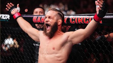 Рафаэль Физиев техническим нокаутом победил Торреса в главном бою UFC