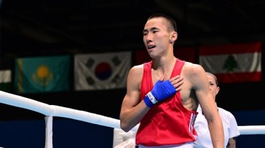 Казахстанский боксер Жумакан уверенно вышел в четвертьфинал ЧА-2026