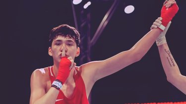 Боксер Хамза Максатулы выиграл нокаутом и вышел в четвертьфинал ЧА-2026