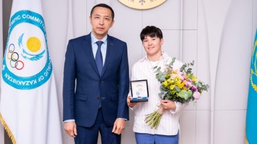 Казахстанских спортсменов и тренеров наградили в Олимпийском комитете