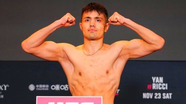 Казах одержал досрочную победу в главном бою турнира UFC в Шанхае