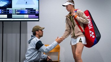 Рыбакину заподозрили в романе со скандальным тренером