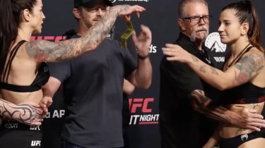 Боец UFC бросила презервативы и деньги в соперницу
