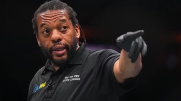 Скандал возник вокруг рефери UFC