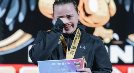 Казахстанская чемпионка расплакалась во время исполнения гимна (Видео)