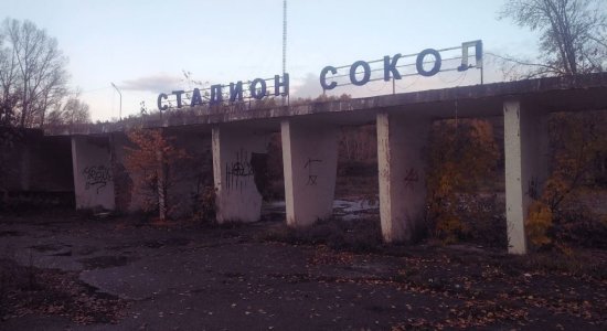 Разруха вместо спорта: дети тренируются на аварийном стадионе в Риддере