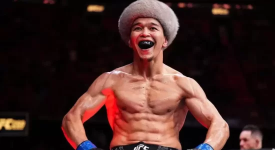 Асу Алмабаев болевым приемом победил Чарльза Джонсона на турнире UFC